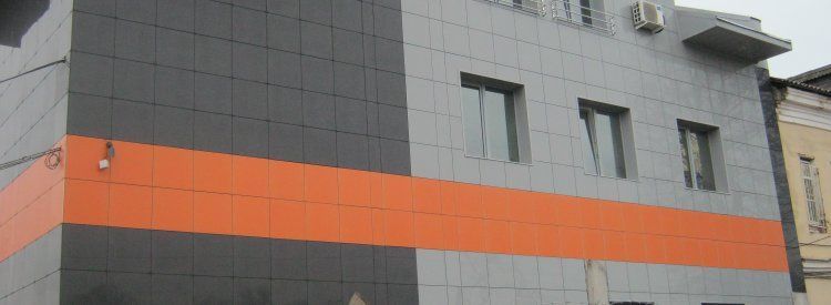 Вентилируемый фасад из керамогранита (Наша работа)