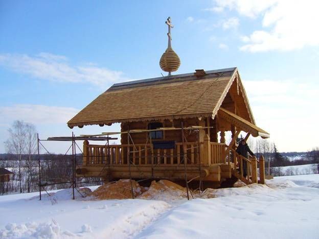 Благотворительные работы по монтажу дранки на Церкви в Тверской области