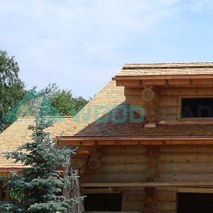 Жилой дом - монтаж крыши из деревянной черепицы