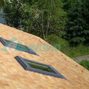 Жилой дом - монтаж крыши из деревянной черепицы