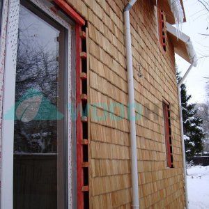 Монтаж фасада из деревянной черепицы на каркасный дом