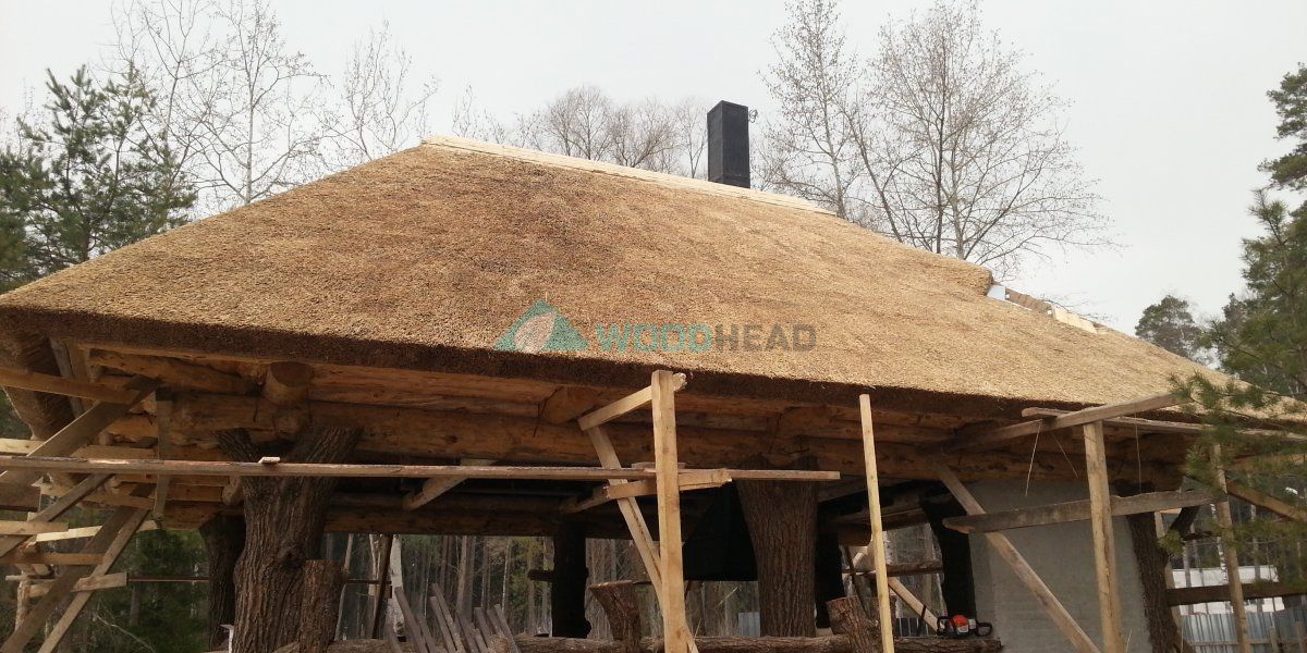 Уютный домик с соломенной крышей посреди каменных джунглей