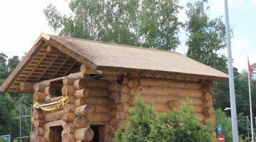 Выставочный домик из рубленной лиственницы с крышей из камыша.
