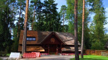 Ремонт части кровли из камыша. База отдыха.