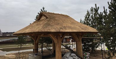 Беседка с крышей из камыша