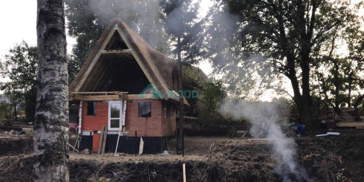 Камышовая кровля на загородном домике