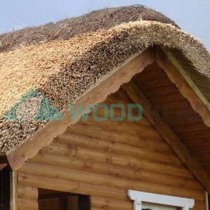 Монтаж камышовой крыши - детский домик